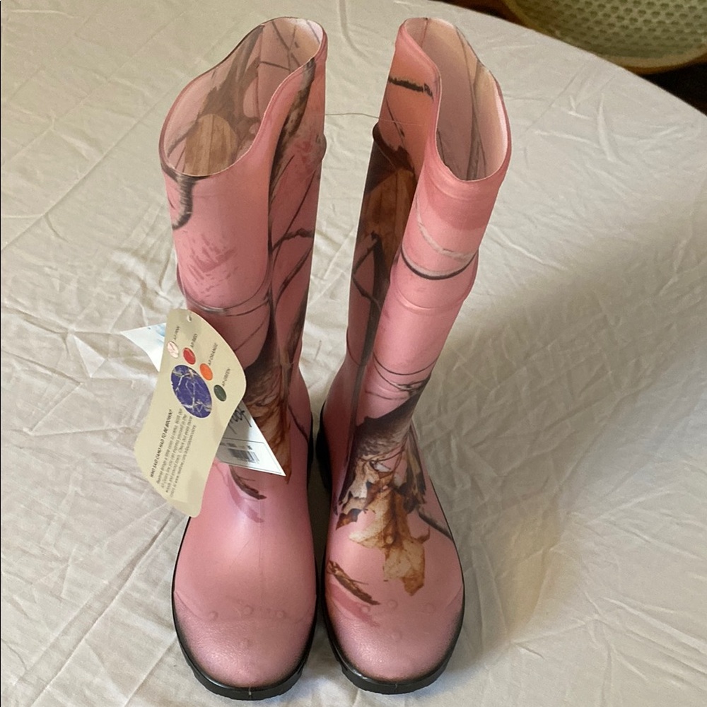 Realtree Pink Winter and Rain Boots with Tall Design